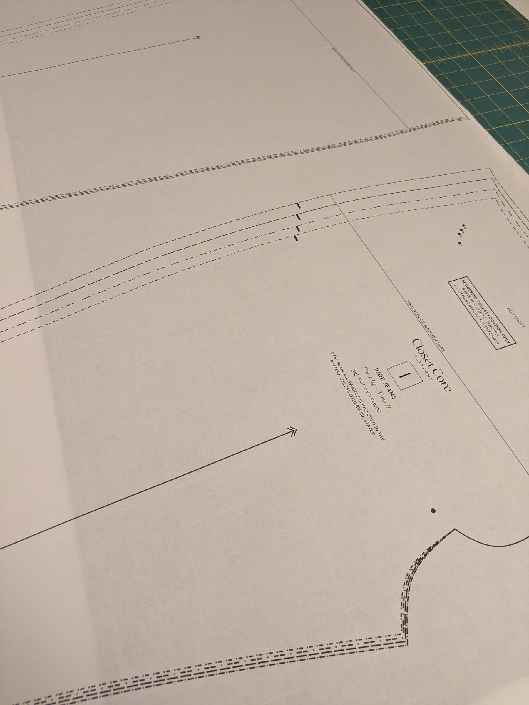 A tissue pattern over a grid mat